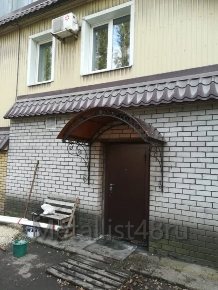 Козырёк над входом