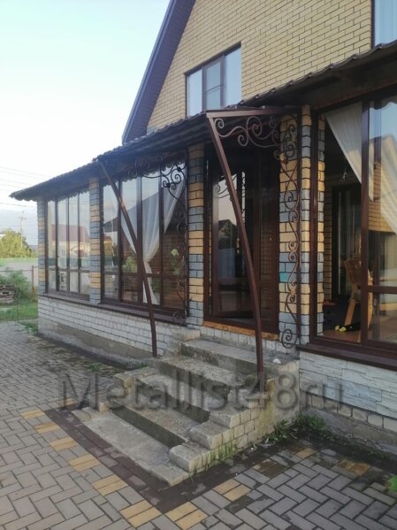 Козырёк над входом