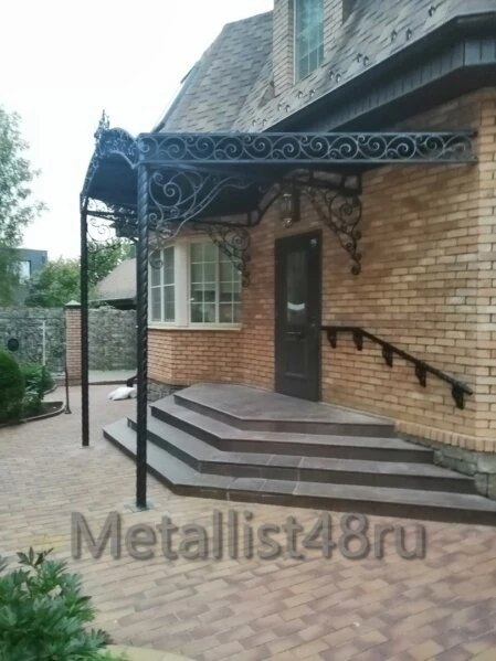 Козырёк над входом